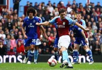 BIRMINGHAM, ENGLAND - APRIL 12:  Gareth Barry of Aston Villa scores a penalty to level the game 3-3 during the Barclays Premier League match between Aston Villa and Everton at Villa Park on April 12, 2009 in Birmingham, England.  (Photo by Paul Gilham/Get