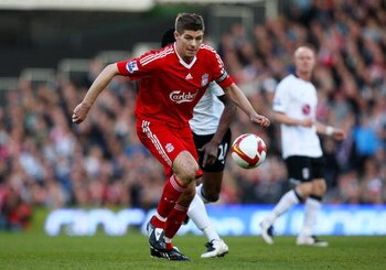 LONDON, ENGLAND - APRIL 04:  Steven Gerrard of Liverpool controls the ball during the Barclays Premier League match between Fulham and Liverpool at Craven Cottage on April 4, 2009 in London, England.  (Photo by Ryan Pierse/Getty Images)