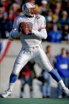 26 Dec 1998: Quarterback Steve McNair #9 of the Tennessee Oilers in action during the game against the Minnesota Vikings at Vanderbilt Stadium in Nashville, Tennessee. The Vikings defeated the Oilers 26-16.