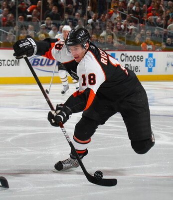 PHILADELPHIA - NOVEMBER 24:  Mike Richards #18 of the Philadelphia Flyers skates against the Dallas Stars on November 24, 2008 at the Wachovia Center in Philadelphia, Pennsylvania.  (Photo by Bruce Bennett/Getty Images)