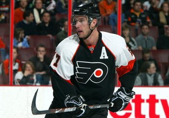 PHILADELPHIA - FEBRUARY 04:  Jeff Carter #17 of the Philadelphia Flyers skates against the Boston Bruins on February 4, 2009 at Wachovia Center in Philadelphia, Pennsylvania.The Bruins defeated the Flyers 3-1.  (Photo by Jim McIsaac/Getty Images)