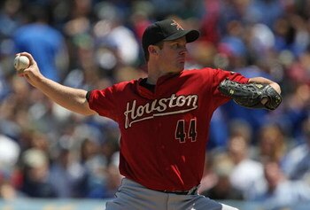 CHICAGO - MAY 16: Starting pitcher Roy Oswalt #44 of the Houston Astros delivers the ball against the Chicago Cubs on May 16, 2009 at Wrigley Field in Chicago, Illinois. The Cubs defeated the Astros 5-4.  (Photo by Jonathan Daniel/Getty Images)