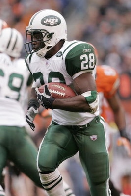 CLEVELAND - NOVEMBER 21:  Running back Curtis Martin #28 of the New York Jets runs upfield against the Cleveland Browns on November 21, 2004 at Cleveland Browns Stadium in Cleveland, Ohio. The Jets defeated the Browns 10-7. (Photo by Brian Bahr/Getty Imag