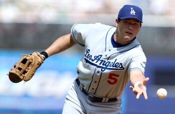 NEW YORK - AUGUST 28:  First baseman Hee-Seop Choi of the Los Angeles Dodgers throws out Todd Zeile #27 of the New York Mets in the first inning on August 28, 2004 at Shea Stadium in New York City. The Dodgers won 4-2. (Photo by Bernie Nunez/Getty Images)