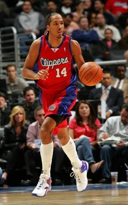 LOS ANGELES - FEBRUARY 14:  Shaun Livingston #14 of the Los Angeles Clippers dribbles against the Atlanta Hawks on February 14, 2007 at Staples Center in Los Angeles, California. The Hawks won 96-93.  NOTE TO USER: User expressly acknowledges and agrees t