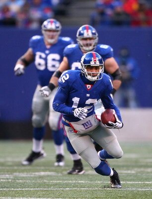 EAST RUTHERFORD, NJ - DECEMBER 07:  Steve Smith #12 of the New York Giants runs the ball against the Philadelphia Eagles during their game on December 7, 2008 at Giants Stadium in East Rutherford, New Jersey.  (Photo by Al Bello/Getty Images)