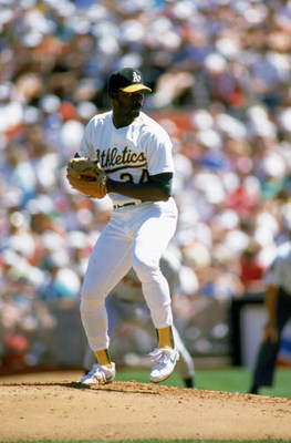 OAKLAND, CA - 1989: Dave Stewart #34 of the Oakland Athletics pitches during a game in the 1989 season at Oakland-Alameda Coliseum in Oakland, California. (Photo by Otto Greule Jr/Getty Images)