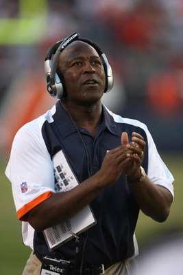 CHICAGO - SEPTEMBER 16: Head coach Lovie Smith of the Chicago Bears applauds his teams play against the Kansas City Chiefs at Soldier Field on September 16, 2007 in Chicago, Illinois. The Bears won 20-10. (Photo by Jonathan Daniel/Getty Images)