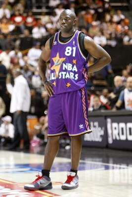 PHOENIX - FEBRUARY 13:  Terrell Owens of the Dallas Cowboys plays during the McDonald's All-Star Celebrity Game held at the Phoenix Convention Center on February 13, 2009 in Phoenix, Arizona.  (Photo by Nick Doan/Getty Images)