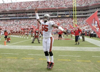 Tampa Bay Buccaneers  linebacker Derrick Brooks during pre-game introductions against the Baltimore Ravens September 10, 2006 in Tampa.  The Ravens defeated the Bucs 27 - 0.  (Photo by Al Messerschmidt/Getty Images)