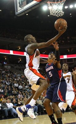 OAKLAND, CA - JANUARY 16: Jamal Crawford #6 of the Golden State Warriors shoots over Josh Smith #5 of the Atlanta Hawks during an NBA game on January 16, 2009 at Oracle Arena in Oakland, California. NOTE TO USER: User expressly acknowledges and agrees tha