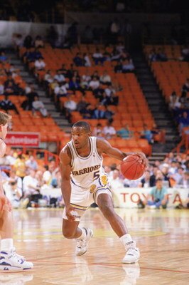 1989:  Tim Hardaway #5 of the Golden State Warriors drives during an NBA game in the 1989-90 season. NOTE TO USER: User expressly acknowledges and agrees that, by downloading and/or using this Photograph, User is consenting to the terms and conditions of 