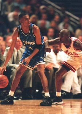 18 MAY 1995:  ORLANDO POINT GUARD ANFERNEE HARDAWAY IS GUARDED BY CHICAGO GUARD MICHAEL JORDAN DURING THE MAGIC'S 108-102 VICTORY OVER THE BULLS IN THE SECOND ROUND OF THE NBA PLAYOFFS AT THE UNITED CENTER IN CHICAGO, ILLINOIS. Mandatory Credit: Jonathan