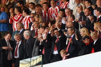 SUNDERLAND, ENGLAND - MAY 24:  Sunderland Chairman Niall Quinn salutes the fans at the end of the Barclays Premier League match between Sunderland and Chelsea at The Stadium of Light on May 24, 2009 in Sunderland, England.  (Photo by Matthew Lewis/Getty I