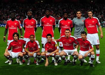 LONDON, ENGLAND - SEPTEMBER 29: Team Arsenal pose for a team photo before the UEFA Champions League Group H match between Arsenal and Olympiakos at the Emirates Stadium on September 29, 2009 in London, England.  (Photo by Mike Hewitt/Getty Images)