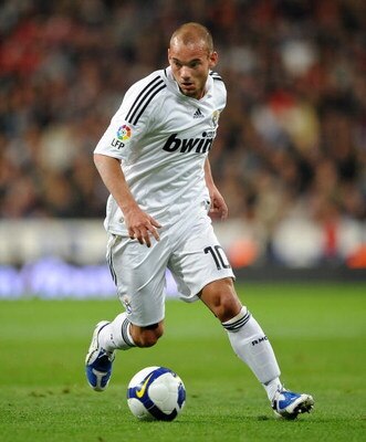 MADRID, SPAIN - FEBRUARY 21:  Wesley Sneijder of Real Madrid runs with the ball during the La Liga match between Real Madrid and Betis at Santiago Bernabeu stadium on February 21, 2009 in Madrid, Spain.  (Photo by Jasper Juinen/Getty Images)