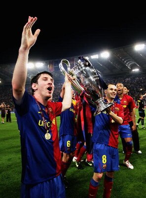 ROME - MAY 27:  Lionel Messi of Barcelona lifts the trophy as he and his team mates celebrates winning the UEFA Champions League Final match between Barcelona and Manchester United at the Stadio Olimpico on May 27, 2009 in Rome, Italy. Barcelona won 2-0. 