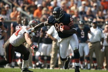 CHICAGO - SEPTEMBER 21:  Desmond Clark #88 of the Chicago Bears runs with the ball against the Tampa Bay Buccaneers at Soldier Field on September 21, 2008 in Chicago, Illinois. The Buccaneers won 27-24 in OT. (Photo by Jonathan Ferrey/Getty Images)