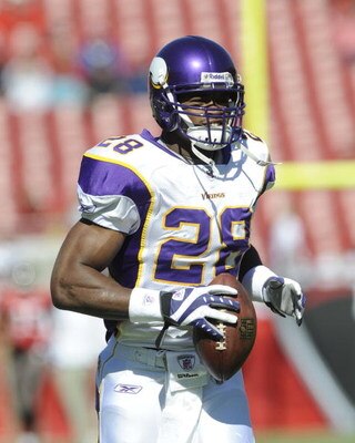 TAMPA, FL - NOVEMBER 16: Running back Adrian Peterson #28 of the Minnesota Vikings warms up for play against the Tampa Bay Buccaneers at Raymond James Stadium on November 16, 2008 in Tampa, Florida.  (Photo by Al Messerschmidt/Getty Images) 