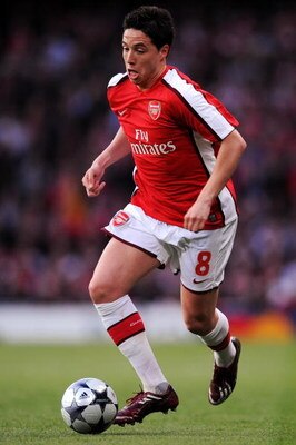 LONDON, ENGLAND - MAY 05:  Samir Nasri of Arsenal runs with the ball during the UEFA Champions League Semi Final Second Leg match between Arsenal and Manchester United at Emirates Stadium on May 5, 2009 in London, England.  (Photo by Shaun Botterill/Getty