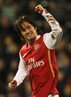 LONDON - JANUARY 19:  Tomas Rosicky of Arsenal celebrates scoring their third goal during the Barclays Premier League match between Fulham and Arsenal at Craven Cottage of January 19, 2008 in London, England.  (Photo by Phil Cole/Getty Images)