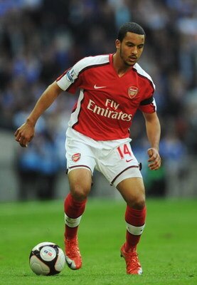LONDON - APRIL 18:  Theo Walcott of Arsenal in action during the FA Cup sponsored by E.ON Semi Final match between Arsenal and Chelsea at Wembley Stadium on April 18, 2009 in London, England.  (Photo by Shaun Botterill/Getty Images)