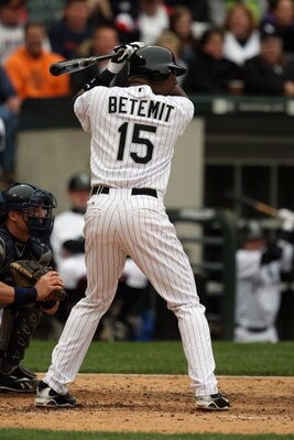 CHICAGO - APRIL 29:  Wilson Betemit #15 of the Chicago White Sox bats against the Seattle Mariners during the game on April 29, 2009 at U.S. Cellular Field in Chicago, Illinois. (Photo by Jonathan Daniel/Getty Images) 