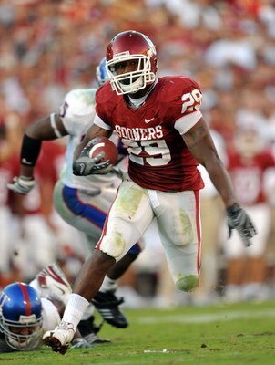 NORMAN, OK - OCTOBER 18:  Running back Chris Brown #29 of the Oklahoma Sooners runs the ball against the Kansas Jayhawks at Memorial Stadium on October 18, 2008 in Norman, Oklahoma.  (Photo by Ronald Martinez/Getty Images)