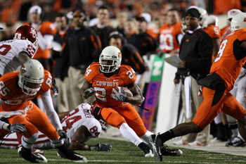 STILLWATER, OK - NOVEMBER 29: Running back Kendall Hunter #24 of the Oklahoma State Cowboys runs the ball against the Oklahoma Sooners at Boone Pickens Stadium on November 29, 2008 in Stillwater, Oklahoma. (Photo by Ronald Martinez/Getty Images)