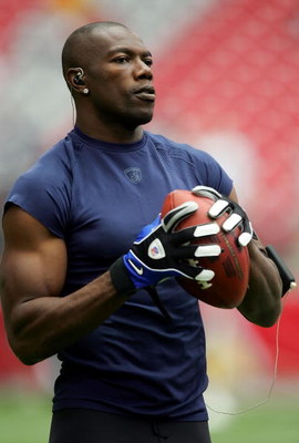 GLENDALE, AZ - OCTOBER 12: Terrell Owens #81 of the Dallas Cowboys warms up before the game against the Arizona Cardinals at University of Phoenix Stadium on October 12, 2008 in Glendale, Arizona. (Photo by Lisa Blumenfeld/Getty Images)