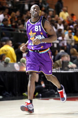 PHOENIX - FEBRUARY 13: Terrell Owens of the Dallas Cowboys plays during the McDonald's All-Star Celebrity Game held at the Phoenix Convention Center on February 13, 2009 in Phoenix, Arizona. (Photo by Nick Doan/Getty Images)