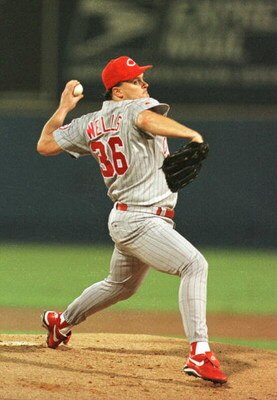 13 OCT 1995:  CINCINNATI PITCHER DAVID WELLS DELIVERS A PITCH DURING THE FIRST INNING OF THE REDS GAME VERSUS THE ATLANTA BRAVES IN GAME THREE OF THE NATIONAL LEAGUE CHAMPIONSHIP SERIES AT FULTON COUNTY STADIUM IN ATLANTA, GEORGIA.  THE BRAVES WON 5-2 TO