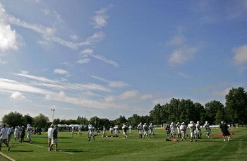 FARMINGDALE, NY - JULY 27:  The New York Jets practice during the first day of training camp on July 27, 2007 at Hofstra University in Farmingdale, New York.  (Photo by Mike Ehrmann/Getty Images)