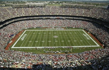 EAST RUTHERFORD, NJ - SEPTEMBER 12:  The Cincinnati Bengals (L) kick off to the New York Jets in the season opener on September 12, 2004 at Giants Stadium in East Rutherford, New Jersey.  (Photo by Elsa/Getty Images)