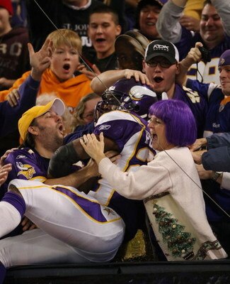 MINNEAPOLIS - DECEMBER 28:   Adrian Peterson #28 of the Minnesota Vikings celebrates his touchdown against the New York Giants on December 28, 2008 at the Hubert H. Humphrey Metrodome in Minneapolis, Minnesota. (Photo by Elsa/Getty Images)