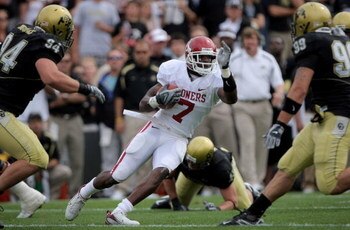 BOULDER, CO - SEPTEMBER 29:  DeMarco Murray #7 of the Oklahoma Sooners runs the ball against the Colorado Buffaloes at Folsom Field on September 29, 2007 in Boulder, Colorado. Colorado defeated Oklahoma 27-24.  (Photo by Doug Pensinger/Getty Images)