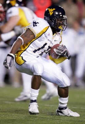 LOUISVILLE, KY - NOVEMBER 02:  Running back Steve Slaton #10 of the West Virginia Mountaineers runs with the ball against the Louisville Cardinals November 2, 20006 at Papa John's Cardinal Stadium in Louisville, Kentucky.  (Photo by Andy Lyons/Getty Image