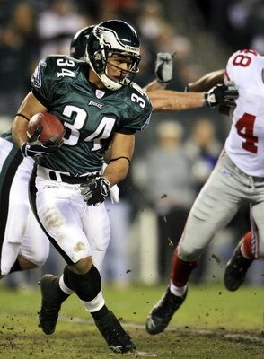 PHILADELPHIA - JANUARY 07:  Reno Mahe #34 of the Philadelphia Eagles runs against the New York Giants during their NFC Wildcard Playoff game on January 7, 2007 at Lincoln Financial Field in Philadelphia, Pennsylvania.  (Photo by Chris McGrath/Getty Images