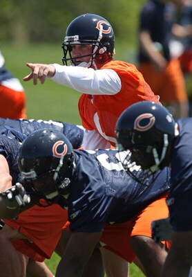 LAKE FOREST, IL - MAY 20:  Jay Cutler #6 of the Chicago Bears points to a defensive formation during an organized team activity (OTA) practice on May 20, 2009 at Halas Hall in Lake Forest, Illinois. (Photo by Jonathan Daniel/Getty Images)