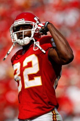 KANSAS CITY, MO - SEPTEMBER 28:  Receiver Dwayne Bowe #82 of the Kansas City Chiefs flexes his muscle during the game against the Denver Broncos on September 28, 2008 at Arrowhead Stadium in Kansas City, Missouri.  (Photo by Jamie Squire/Getty Images)