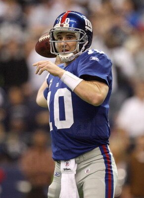 IRVING, TX - DECEMBER 14:  Quarterback Eli Manning #10of the New York Giants passes the ball during the game against the Dallas Cowboys at Texas Stadium on December 14, 2008 in Irving, Texas. (Photo by Ronald Martinez/Getty Images)