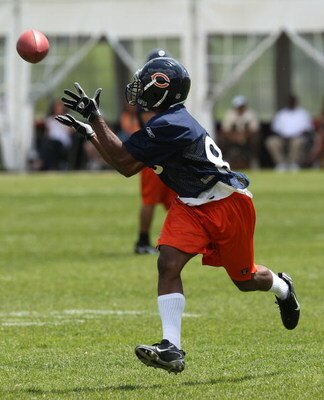 LAKE FOREST, IL - MAY 31: Earl Bennett #85 of the Chicago Bears catches a pass during a mini-camp practice on May 31, 2008 at Halas Hall in Lake Forest, Illinois. (Photo by Jonathan Daniel/Getty Images)