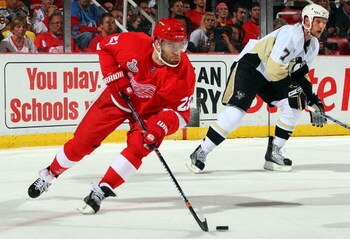 DETROIT - MAY 31:  Ville Leino #21 of the Detroit Red Wings skates against the Pittsburgh Penguins during Game Two of the 2009 Stanley Cup Finals at Joe Louis Arena on May 31, 2009 in Detroit, Michigan.  (Photo by Jim McIsaac/Getty Images)
