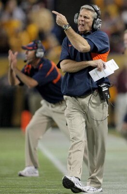 MINNEAPOLIS, MN - NOVEMBER 03:  Head coach Ron Zook directs the Illinois Fighting Illini against the Minnesota Golden Gophers at the Hubert H. Humphrey Metrodome on November 3, 2007 in Minneapolis, Minnesota.  (Photo by Doug Pensinger/Getty Images)