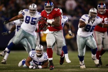 EAST RUTHERFORD, NJ - DECEMBER 03:  Brandon Jacobs #27 of the New York Giants runs with the ball againt  the Dallas Cowboys at Giants Stadium on December 3, 2006 in East Rutherford, New Jersey.  (Photo by Chris McGrath/Getty Images)