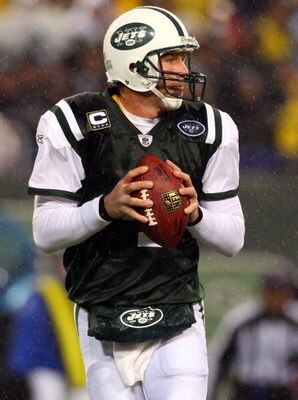 EAST RUTHERFORD, NJ - NOVEMBER 30:  Brett Favre #4 of the New York Jets looks to pass against the Denver Broncos on November 30, 2008 at Giants Stadium in East Rutherford, New Jersey.  (Photo by Jim McIsaac/Getty Images)