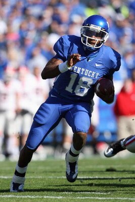 LEXINGTON, KY - NOVEMBER 8:  Randall Cobb #18 of the Kentucky Wildcats carries the ball during the game against the Georgia Bulldogs at Commonwealth Stadium on November 8, 2008 in Lexington, Kentucky. (Photo by Andy Lyons/Getty Images)