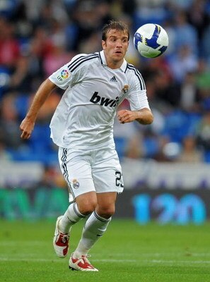 MADRID, SPAIN - MAY 24:  Rafael van der Vaart of Real Madrid runs with the ball during the La Liga match between Real Madrid and Mallorca at the Santiago Bernabeu Stadium on May 24, 2009 in Madrid, Spain. Real Madrid lost the match 3-1.  (Photo by Jasper 
