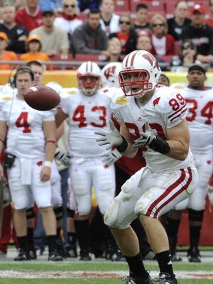 TAMPA, FL -  JANUARY 1: Tight end Garrett Graham #89 of the Wisconsin Badgers grabs a pass against the Tennessee Volunteers in the 2008 Outback Bowl at Raymond James Stadium on January 1, 2008 in Tampa, Florida.  The Volunteers won 21 - 17. (Photo by Al M