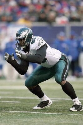 EAST RUTHERFORD, NJ - DECEMBER 7:  Victor Abiamiri #95 of the Philadelphia Eagles gets ready on the line against the New York Giants at Giants Stadium on December 7, 2008 in East Rutherford, New Jersey. (Photo by Nick Laham/Getty Images)